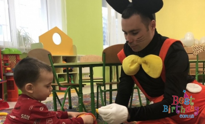 Міккі і Мінні чекають друзів